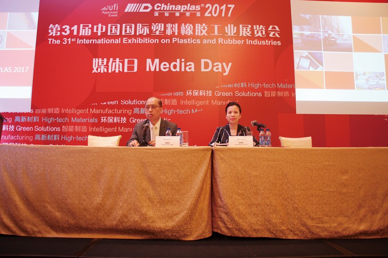 雅式展覽董事長朱裕倫和總經理梁雅琪現(xiàn)場新聞發(fā)布