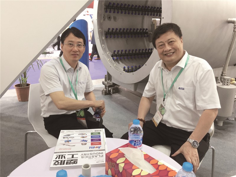 貝爾常務總經理劉峰（右）和何教授合影