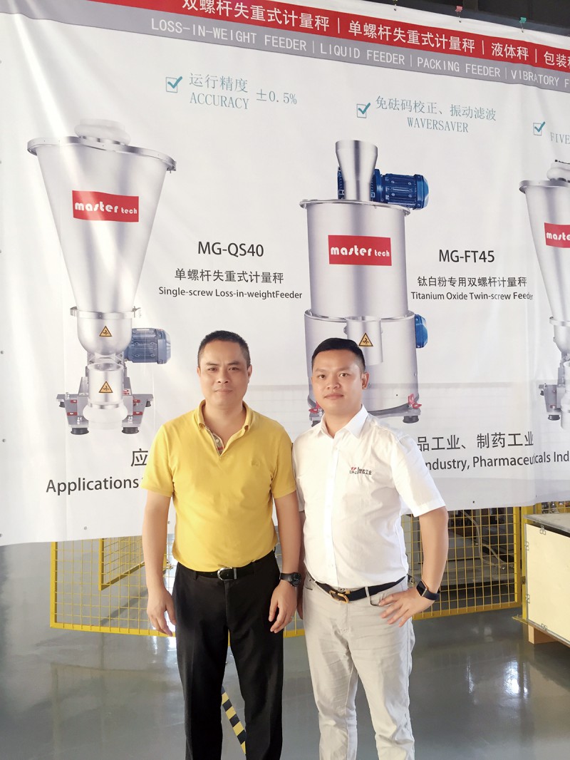 廣州鑫電子控設(shè)備有限公司總經(jīng)理韋敏(左)