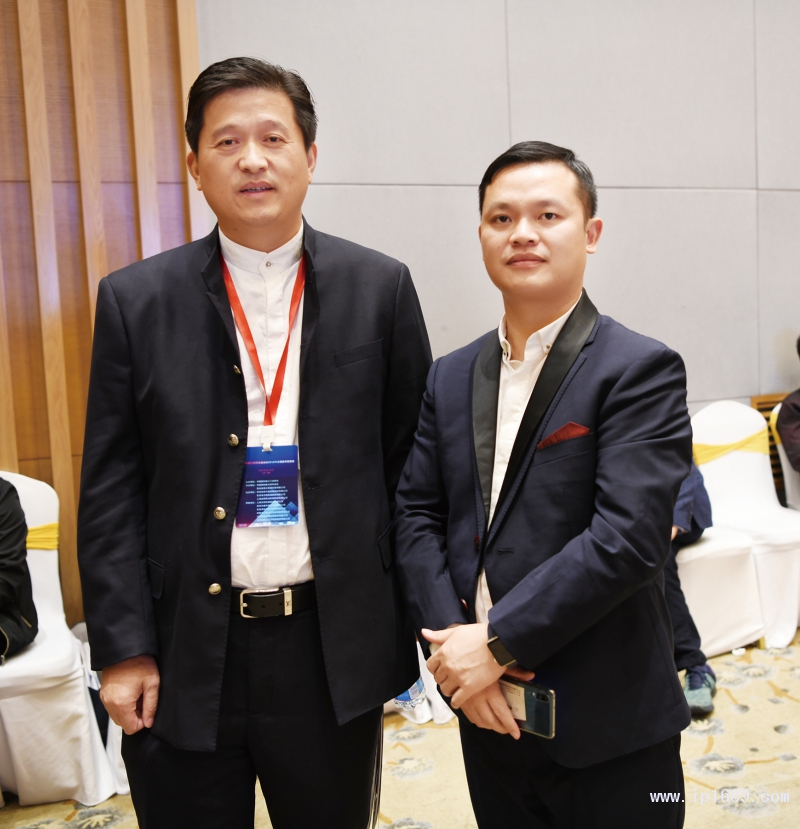 蘇州奧凱股份總經(jīng)理朱山寶(左)與本刊記者徐森合影