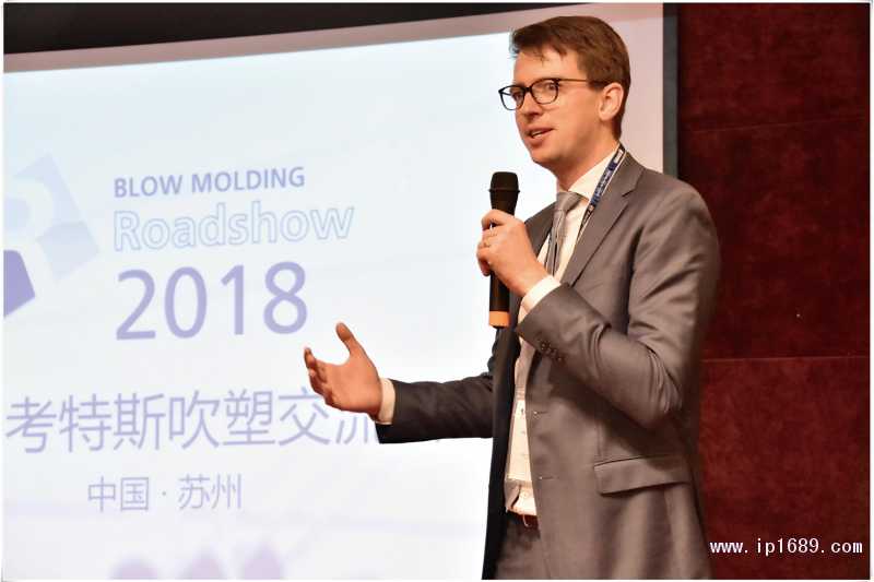 順德考特斯CEO陳俊添先生(圖一)與考特斯德國總部銷售總監Alain-Cappelle(圖二)致歡迎辭及作公司介紹:擁有80多年歷史的考特斯是全球第一家生產商用擠出吹塑成型機的制造商,也是世界最大的擠出吹塑成型機械設備供應商之一。-(2)
