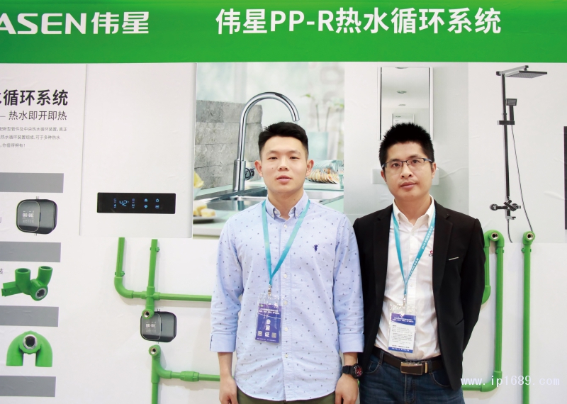圖注:浙江偉星新型建材股份有限公司技術(shù)工程師王澤偉(左)與本刊記者陳陸鋒