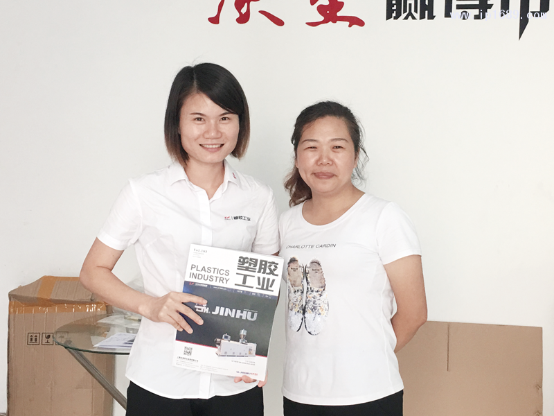 廣州市越銳塑料制品有限公司經(jīng)理王小琳(右)