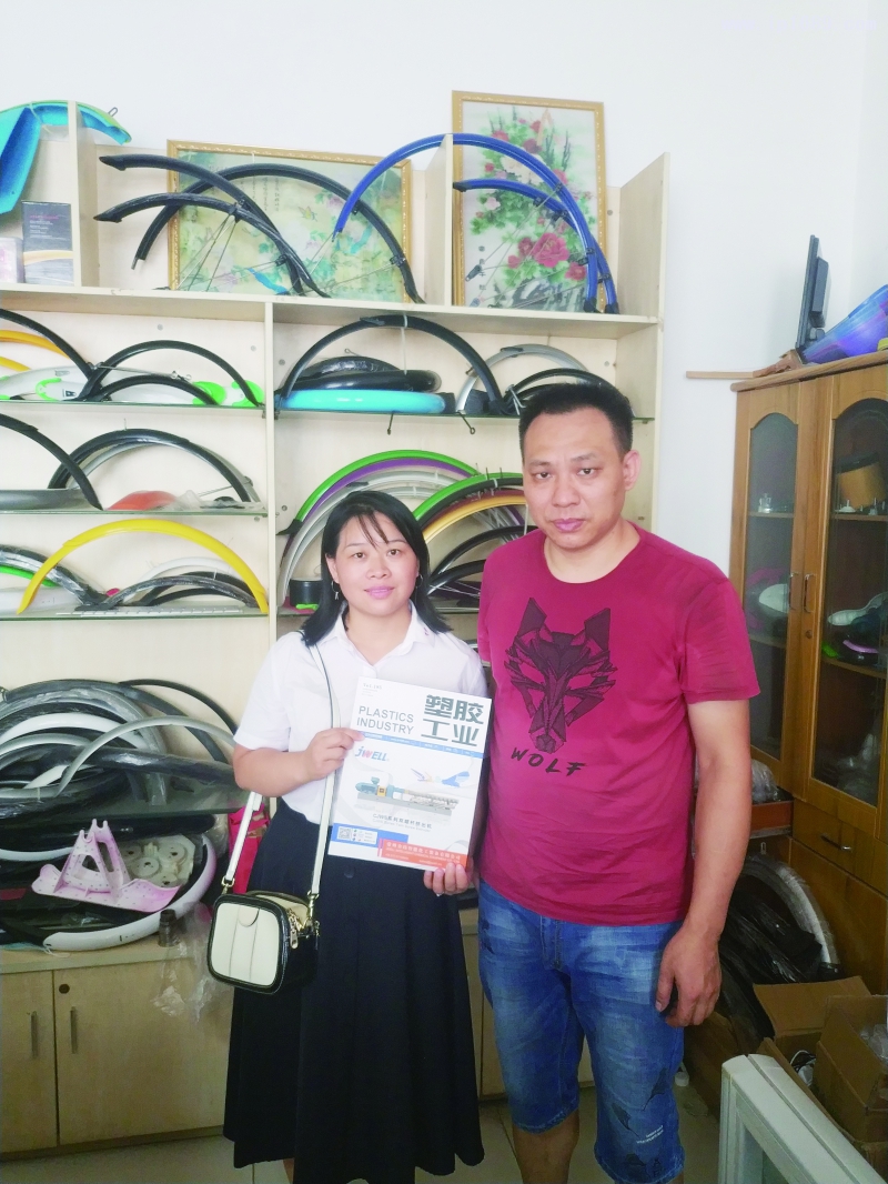 廣州市勤智工藝制品廠總經(jīng)理李世雄(右)