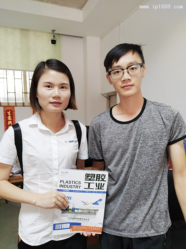 源藝紙塑包裝廠總經理吳永標(右)