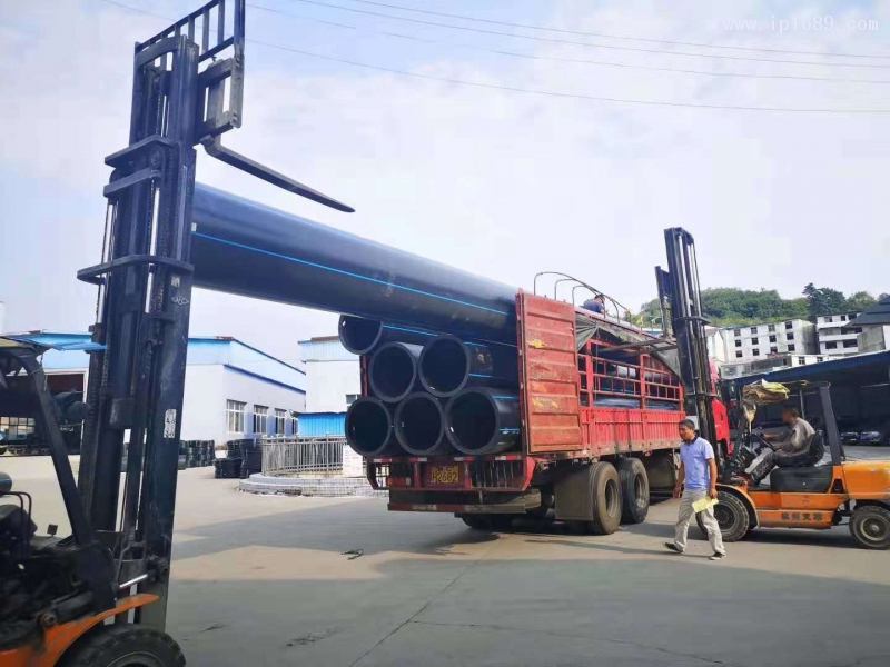 黔峰管業(yè)搬運現場