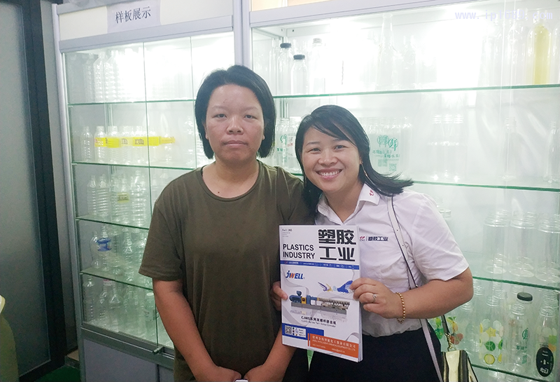 廣州南沙區東涌飛億達塑料制品廠廠長徐萍(左)