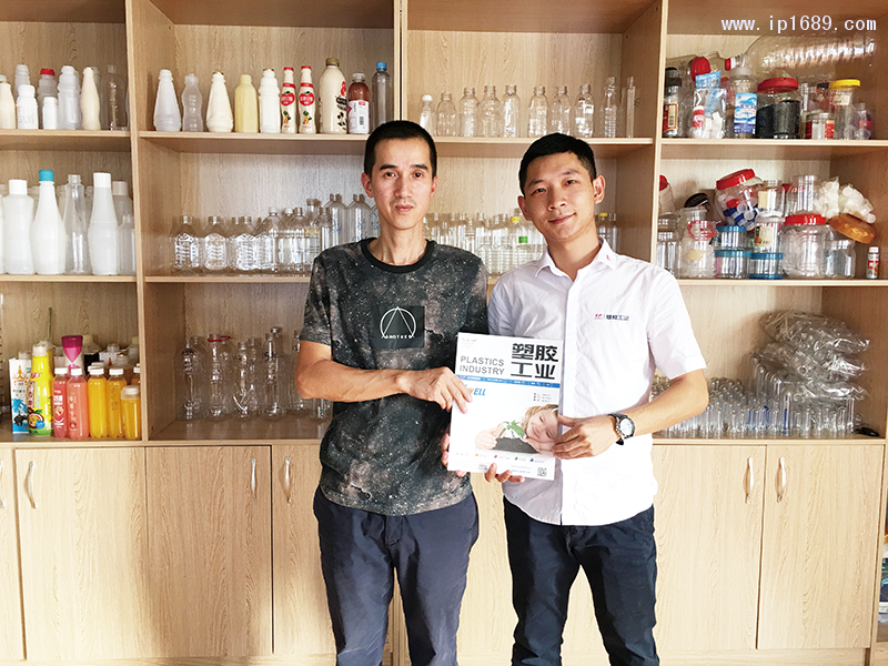 塑瓶達塑料制品有限公司總經理霍健峰(左)