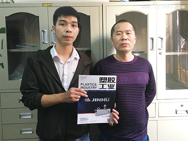格晟電器塑料制品廠總經(jīng)理邱向陽(右)