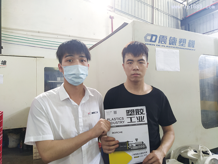 泓堯塑料模具有限公司技術員李先生(右)