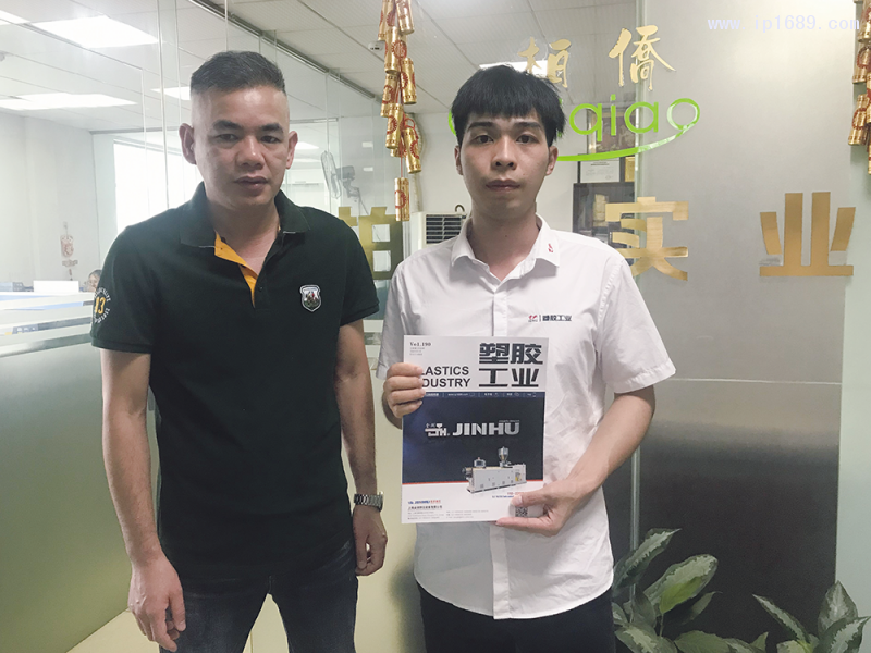 柏僑電器實業有限公司銷售經理羅瑞球(左)