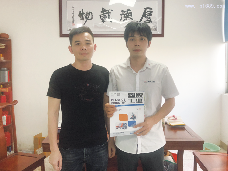 深圳市龍崗區(qū)嘉信美塑膠制品廠銷售經(jīng)理黃偉(左)