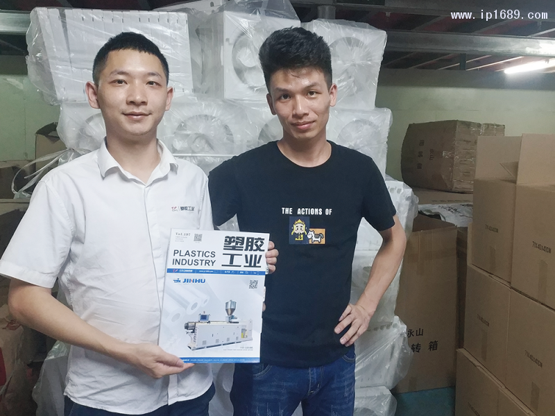 中山市小欖鎮正言塑料廠總經理潘韻鍵(右)
