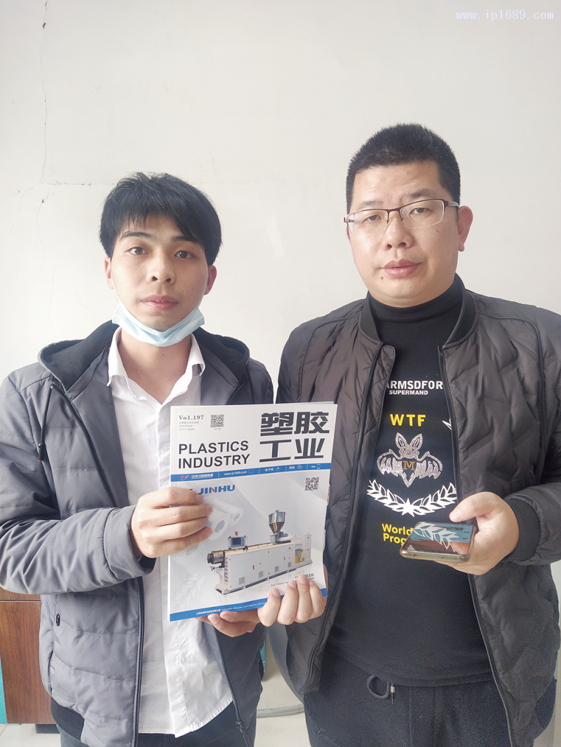 佛山市順德區希浩有機板材有限公司總經理胡蓋(右)1